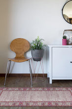 Load image into Gallery viewer, Vintage Daisy Bordered Fuchsia Rug
